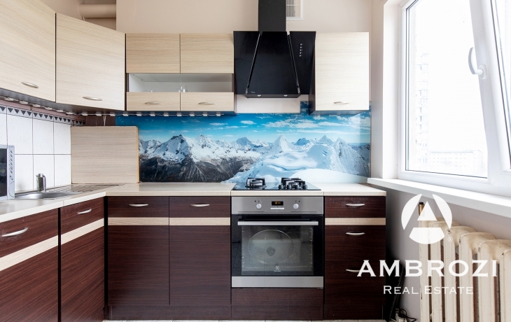 Not far from the sea! Among the developed infrastructure, a 3-room apartment with a balcony at a good price, Ehte 1