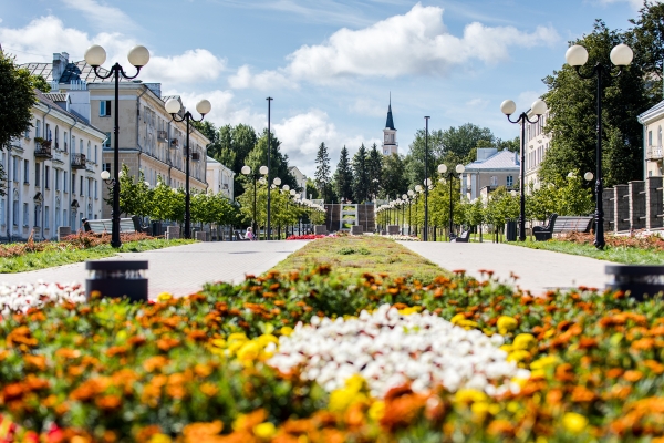 Kaubanduskeskuste lähedal. Müüa hubane 2-toaline korter...
