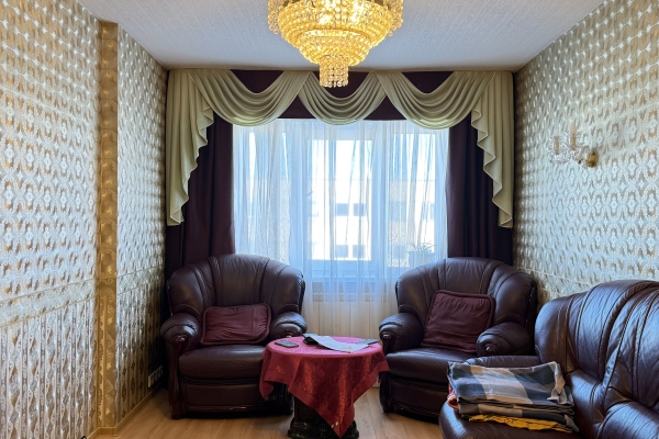 Müüa valgusküllane ja hubane 3-toaline korter mugava planeeringuga rahulikus piirkonnas. viru pst 23, sillamäe